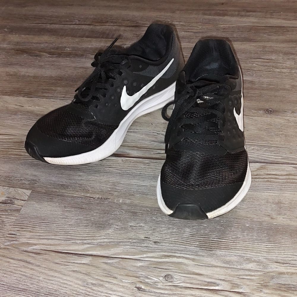 Kids Nike Downshifter 7 black white sneakers Sz 7